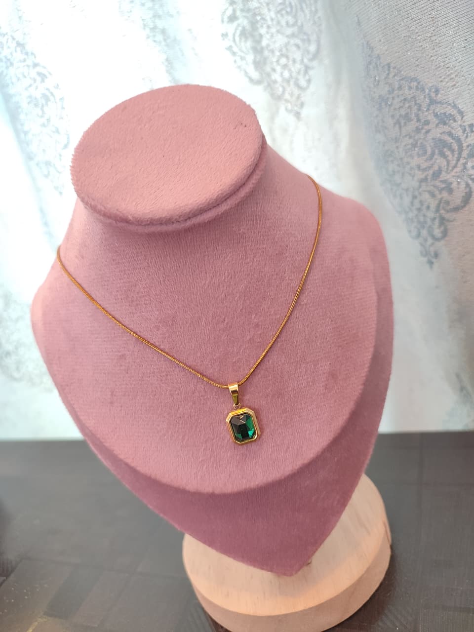 Emerald Gold Pendant Necklace for Women – Classic Rectangular Gemston